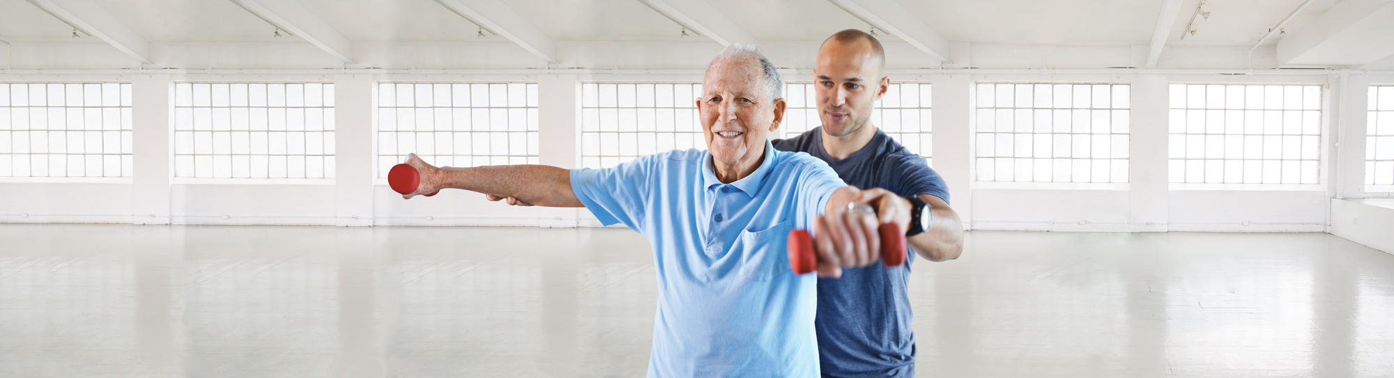 homme aidant une personne âgée à faire de l'exercice